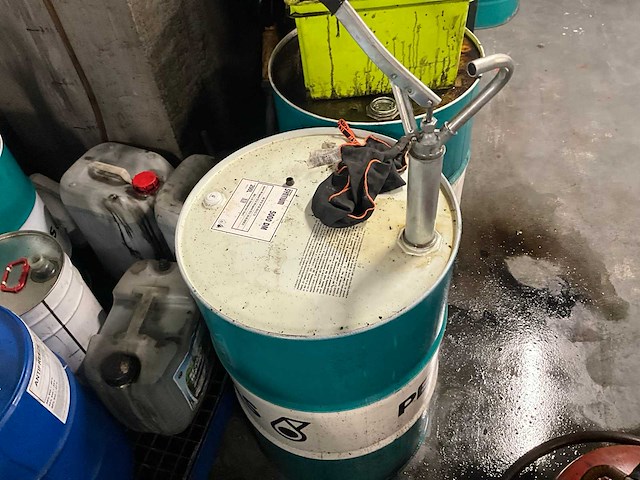 Lot olievaten met diverse olie en opvanbakken - afbeelding 2 van  24