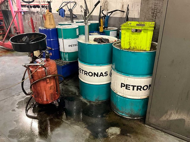 Lot olievaten met diverse olie en opvanbakken - afbeelding 3 van  24