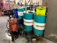 Lot olievaten met diverse olie en opvanbakken - afbeelding 3 van  24