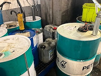 Lot olievaten met diverse olie en opvanbakken - afbeelding 4 van  24