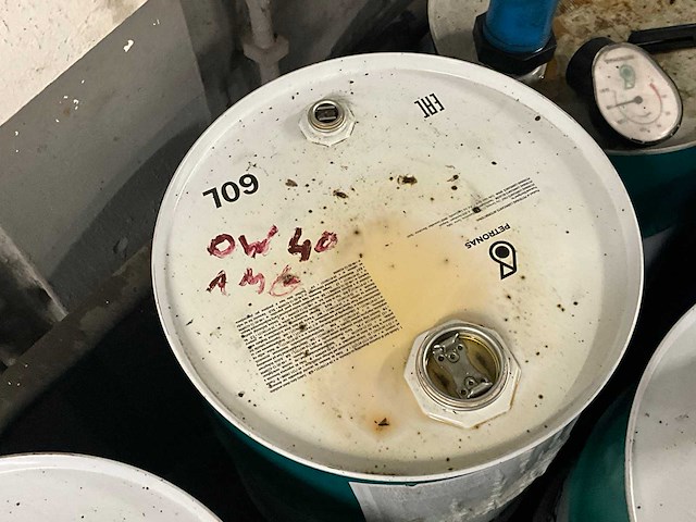 Lot olievaten met diverse olie en opvanbakken - afbeelding 5 van  24