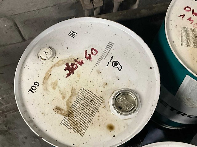 Lot olievaten met diverse olie en opvanbakken - afbeelding 6 van  24