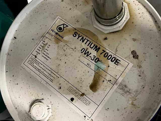 Lot olievaten met diverse olie en opvanbakken - afbeelding 8 van  24