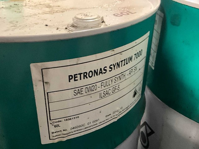 Lot olievaten met diverse olie en opvanbakken - afbeelding 9 van  24