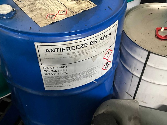 Lot olievaten met diverse olie en opvanbakken - afbeelding 10 van  24