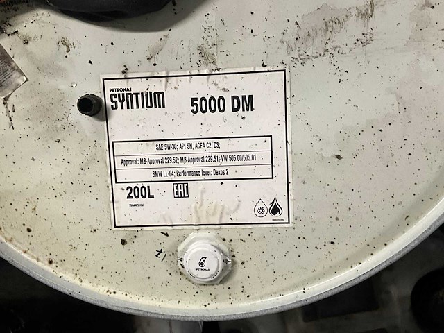 Lot olievaten met diverse olie en opvanbakken - afbeelding 11 van  24