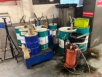 Lot olievaten met diverse olie en opvanbakken - afbeelding 1 van  24