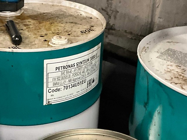 Lot olievaten met diverse olie en opvanbakken - afbeelding 13 van  24