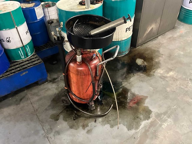 Lot olievaten met diverse olie en opvanbakken - afbeelding 14 van  24