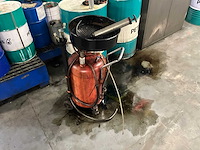 Lot olievaten met diverse olie en opvanbakken - afbeelding 14 van  24