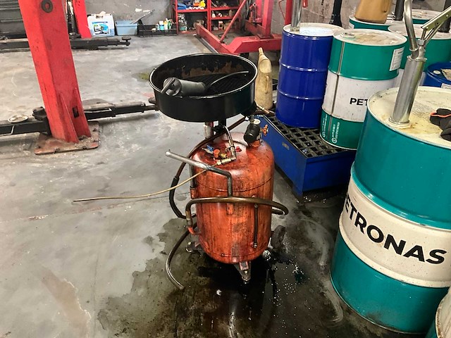 Lot olievaten met diverse olie en opvanbakken - afbeelding 15 van  24