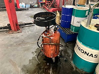 Lot olievaten met diverse olie en opvanbakken - afbeelding 15 van  24