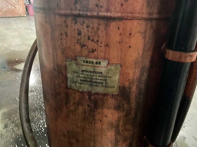 Lot olievaten met diverse olie en opvanbakken - afbeelding 16 van  24