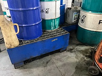 Lot olievaten met diverse olie en opvanbakken - afbeelding 17 van  24