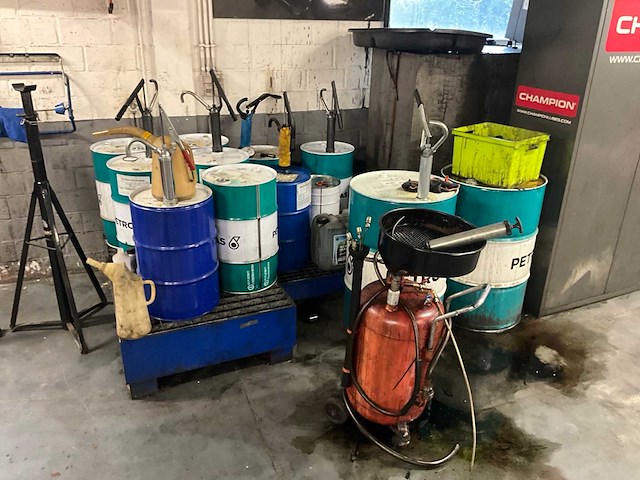 Lot olievaten met diverse olie en opvanbakken - afbeelding 12 van  24