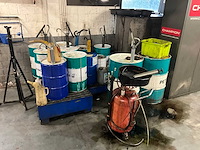 Lot olievaten met diverse olie en opvanbakken - afbeelding 12 van  24