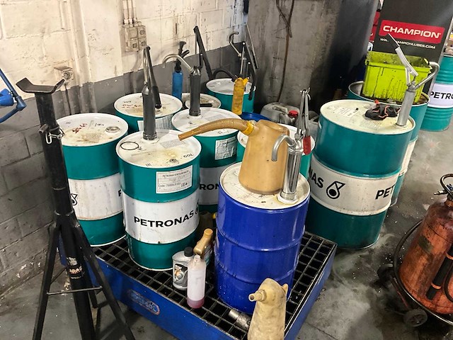 Lot olievaten met diverse olie en opvanbakken - afbeelding 18 van  24