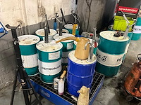 Lot olievaten met diverse olie en opvanbakken - afbeelding 18 van  24