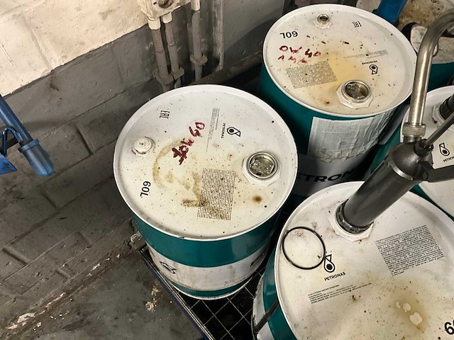 Lot olievaten met diverse olie en opvanbakken - afbeelding 19 van  24