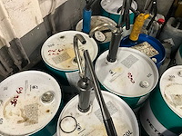 Lot olievaten met diverse olie en opvanbakken - afbeelding 20 van  24