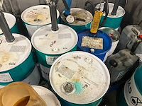 Lot olievaten met diverse olie en opvanbakken - afbeelding 22 van  24