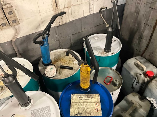 Lot olievaten met diverse olie en opvanbakken - afbeelding 24 van  24