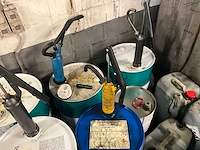 Lot olievaten met diverse olie en opvanbakken - afbeelding 24 van  24