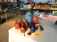 Lot olievatjes en trechter - afbeelding 1 van  3