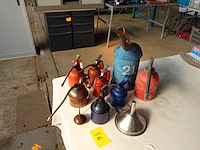 Lot olievatjes en trechter - afbeelding 3 van  3