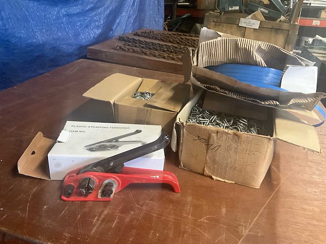 Lot omsnoeringsmateriaal met spanner, clips en band - afbeelding 1 van  2