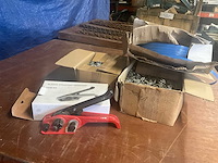 Lot omsnoeringsmateriaal met spanner, clips en band - afbeelding 1 van  2