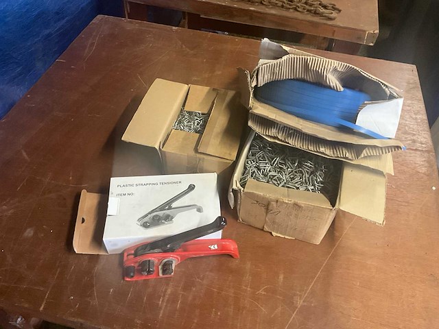 Lot omsnoeringsmateriaal met spanner, clips en band - afbeelding 1 van  2