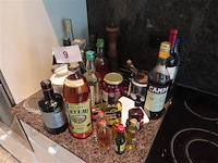 Lot oude dranken en keukenattributen - afbeelding 1 van  4