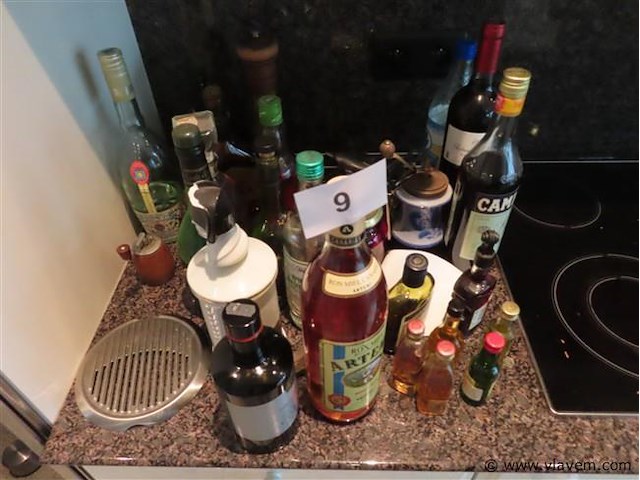 Lot oude dranken en keukenattributen - afbeelding 4 van  4