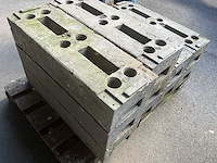 Lot paalvoeten / sokkelblokken voor heras bouwhekken - kunstof - afbeelding 1 van  2