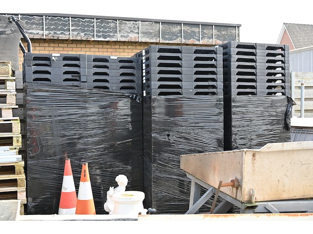 Lot plastic paletten - afbeelding 2 van  3