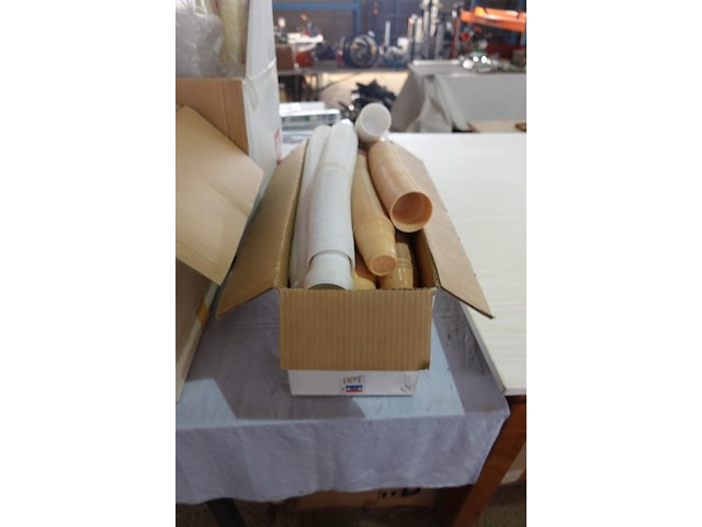 Lot plastieken bekers, tassen en glaasjes - afbeelding 10 van  16