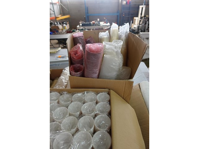 Lot plastieken bekers, tassen en glaasjes - afbeelding 11 van  16