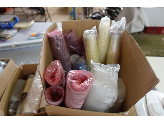 Lot plastieken bekers, tassen en glaasjes - afbeelding 12 van  16