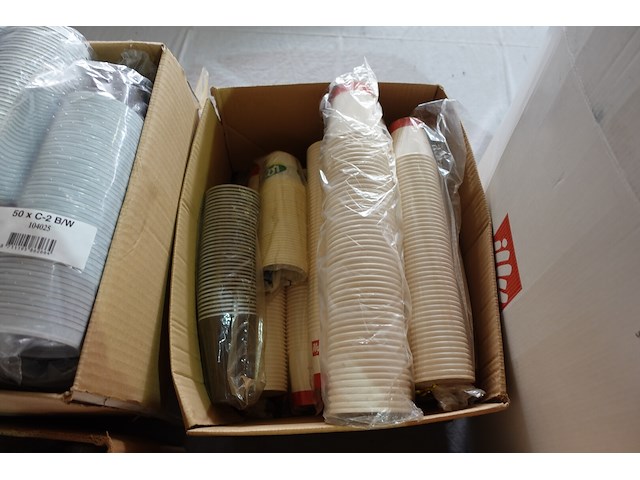 Lot plastieken bekers, tassen en glaasjes - afbeelding 13 van  16