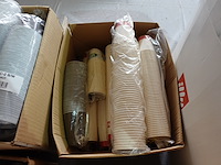 Lot plastieken bekers, tassen en glaasjes - afbeelding 13 van  16