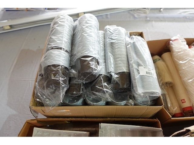 Lot plastieken bekers, tassen en glaasjes - afbeelding 14 van  16