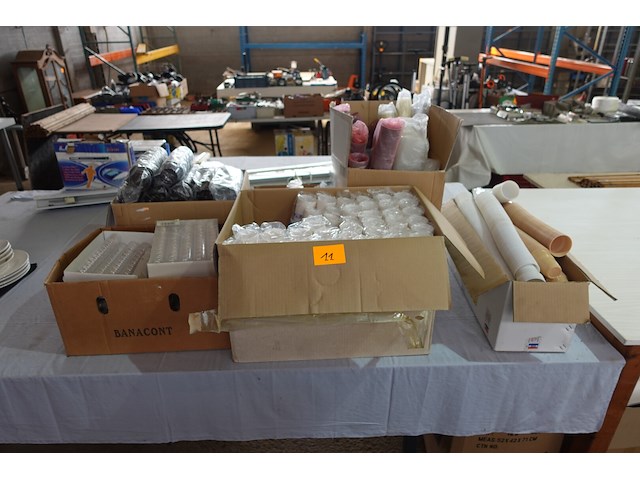 Lot plastieken bekers, tassen en glaasjes - afbeelding 1 van  16