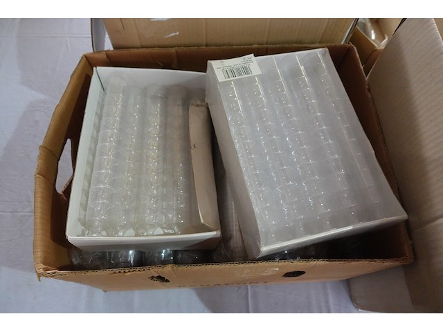 Lot plastieken bekers, tassen en glaasjes - afbeelding 2 van  16