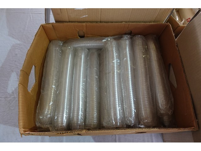 Lot plastieken bekers, tassen en glaasjes - afbeelding 4 van  16