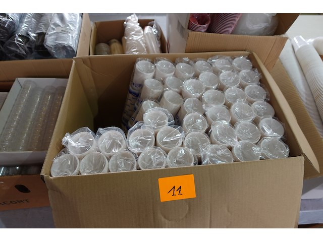 Lot plastieken bekers, tassen en glaasjes - afbeelding 6 van  16