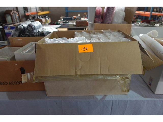 Lot plastieken bekers, tassen en glaasjes - afbeelding 7 van  16