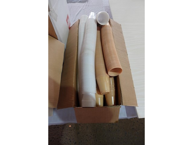 Lot plastieken bekers, tassen en glaasjes - afbeelding 9 van  16