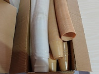 Lot plastieken bekers, tassen en glaasjes - afbeelding 9 van  16