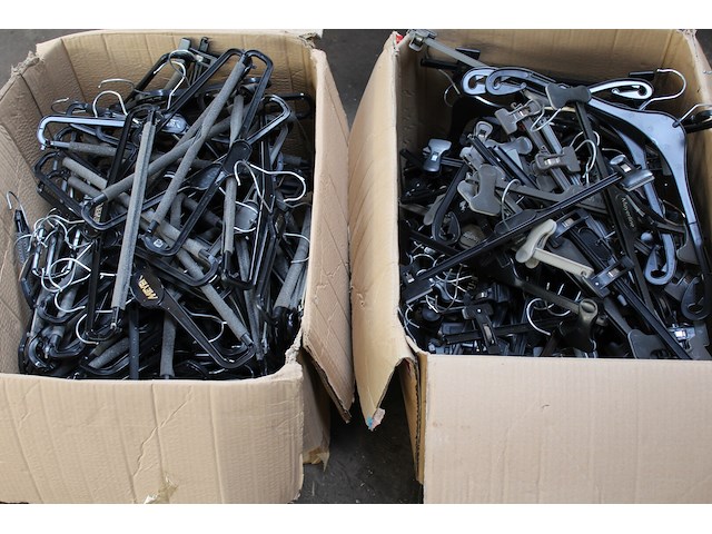 Lot plastieken kleerhangers + broekknijpers - afbeelding 1 van  2